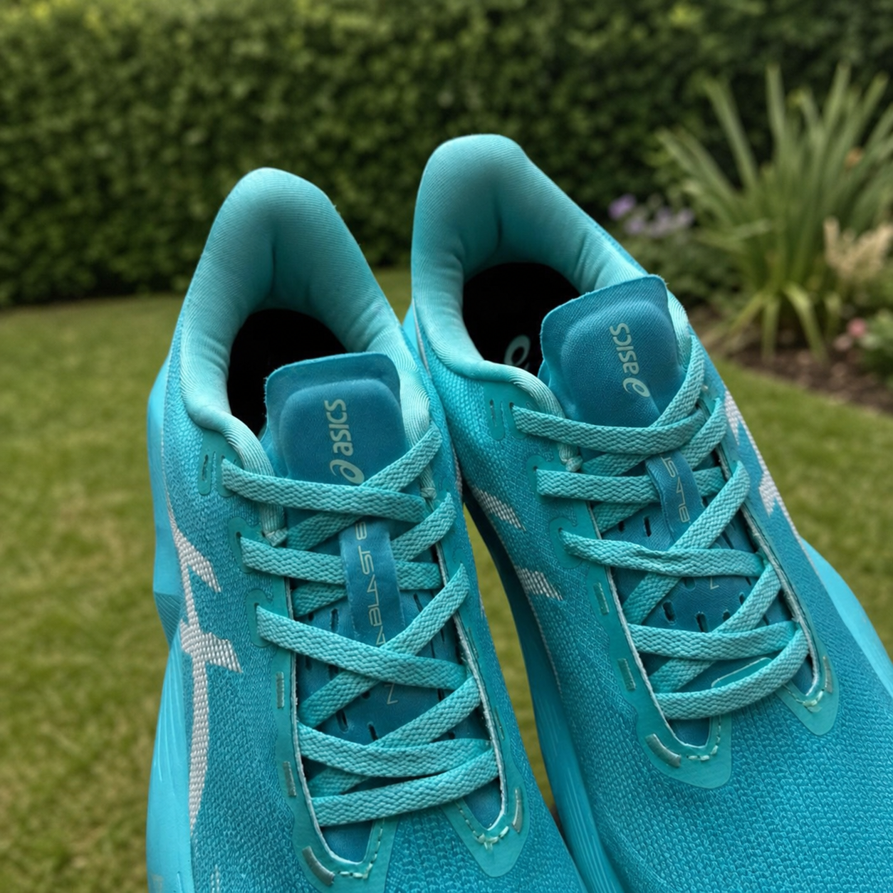 Détail du laçage et de la languette de l’ASICS Novablast 6