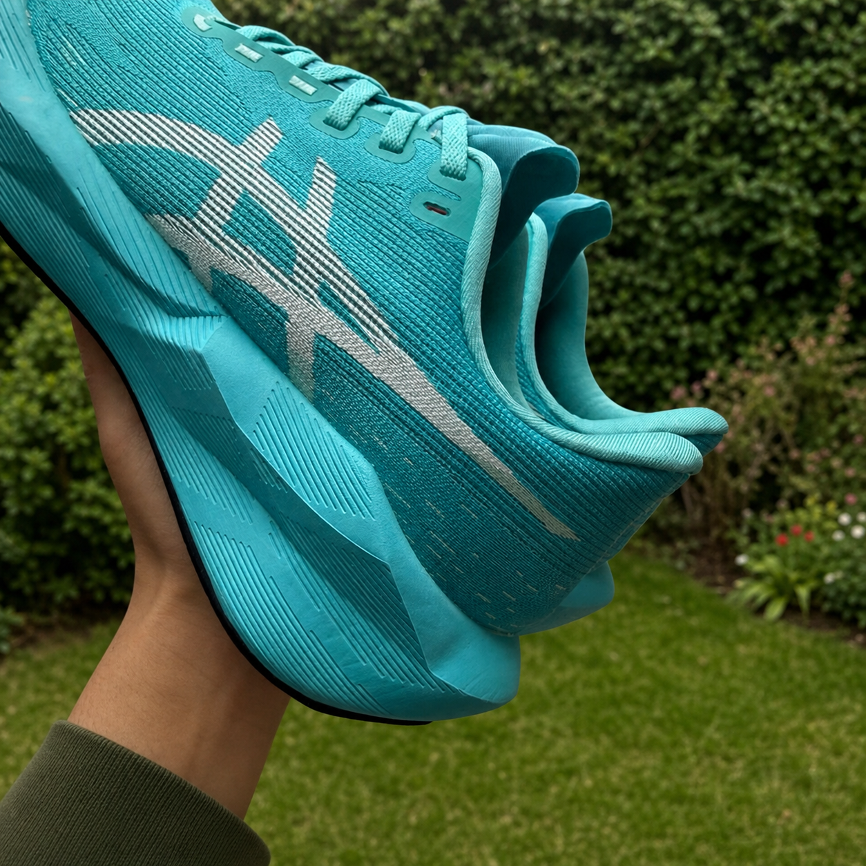 Profil arrière et talon de l’ASICS Novablast 6 bleue