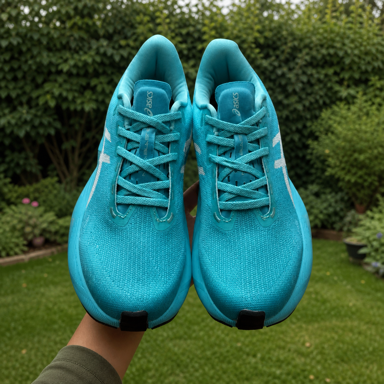 Paire d’ASICS Novablast 6 bleues vue du dessus
