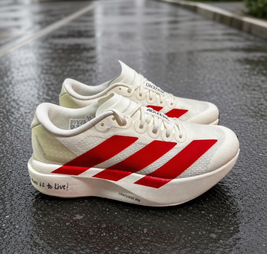 Adidas Adizero Evo SL homme blanche et rouge sur route humide