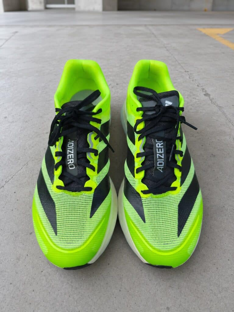 Vue du dessus des adidas Adizero Boston 13 jaunes et noires