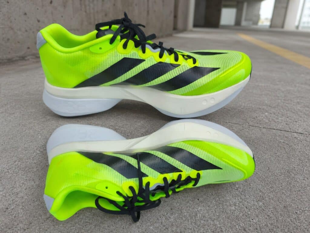 Adidas Adizero Boston 13 Solar Yellow dans une halle urbaine en béton
