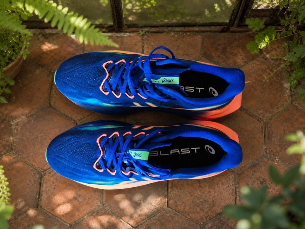 Vue du dessus des ASICS Superblast 3 dans une serre botanique
