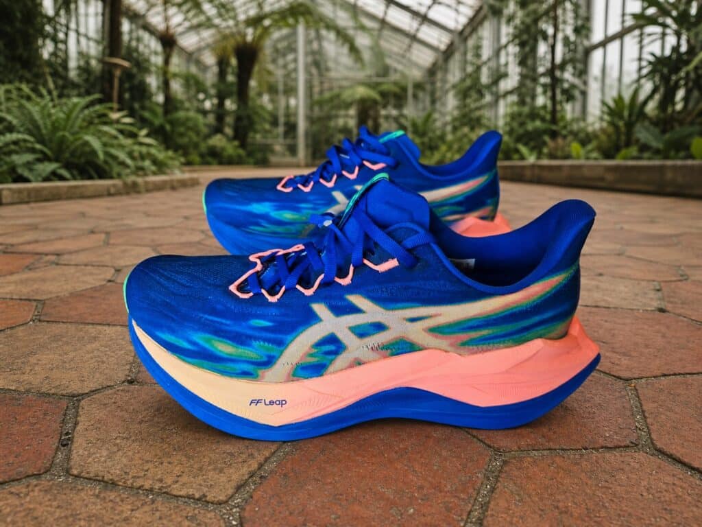 ASICS Superblast 3 bleues et orange dans une serre botanique