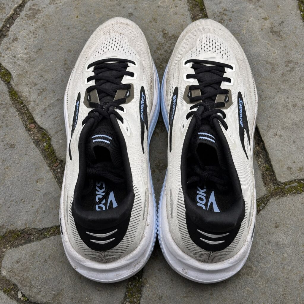 Vue du dessus des Brooks Ghost 18 légèrement salies avec leur laçage