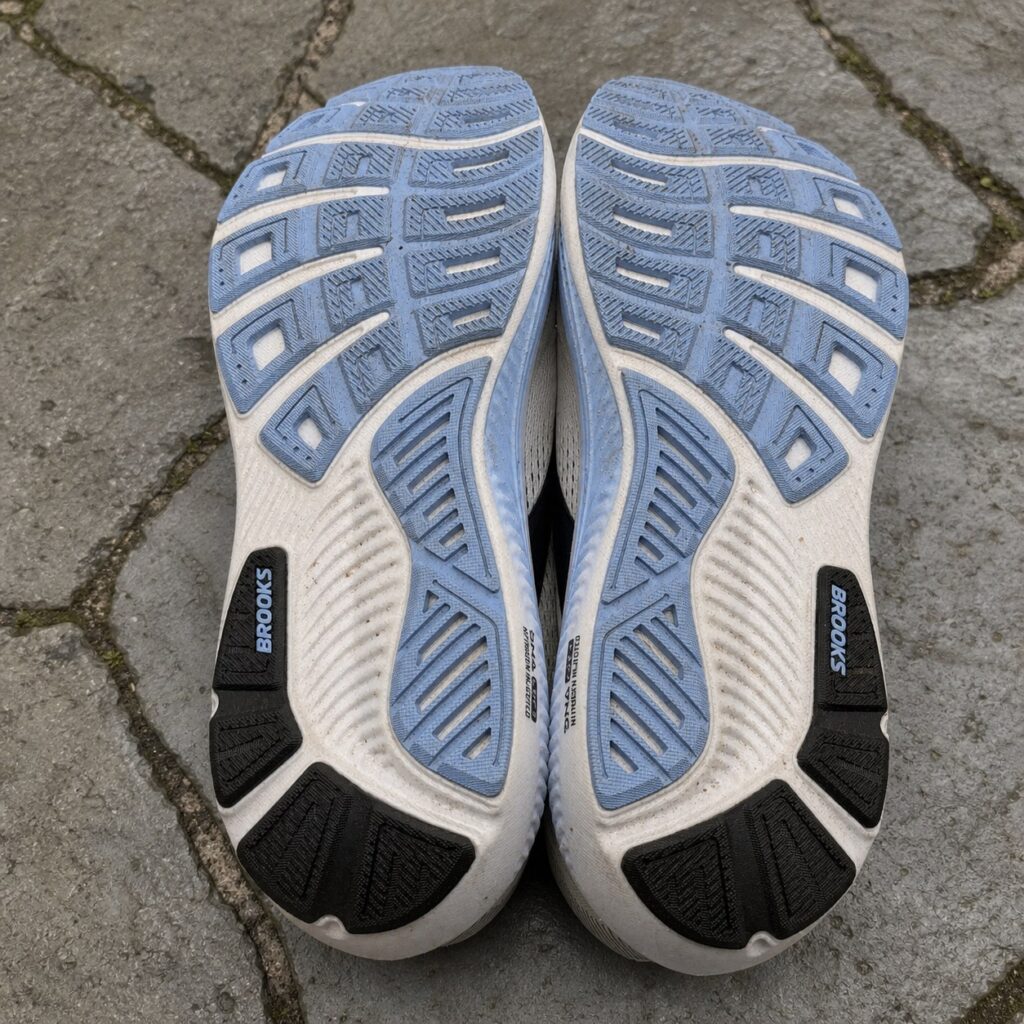 Semelles extérieures bleu pâle et noires des Brooks Ghost 18 après usage
