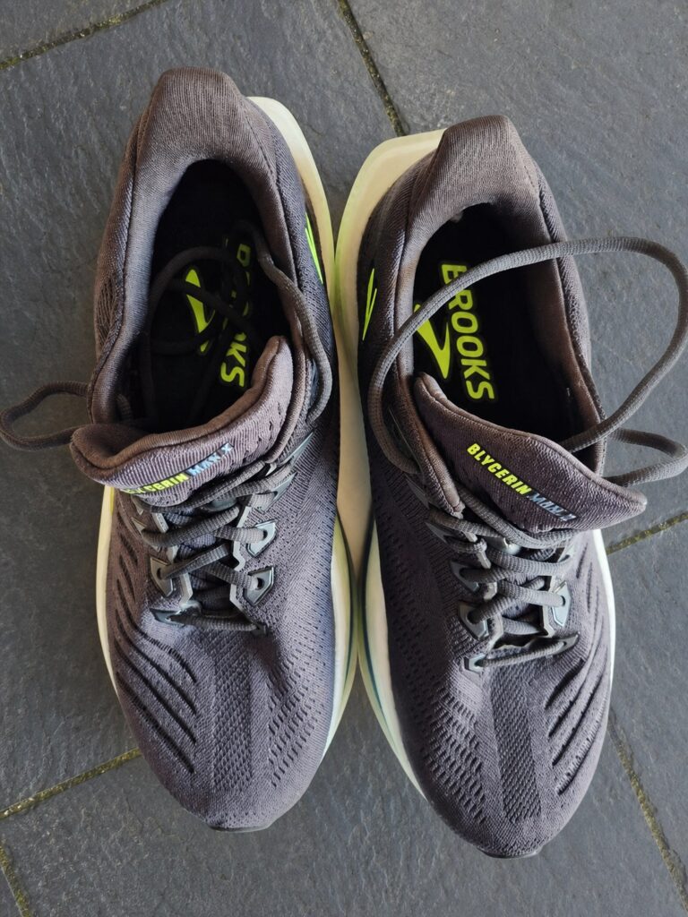 Vue du dessus des Brooks Glycerin Max 2 homme avec leur chaussant et leur laçage