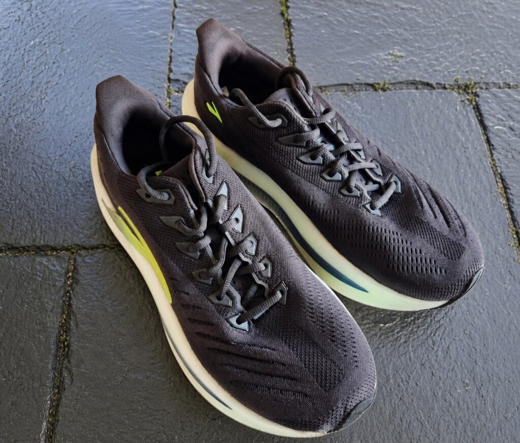 Brooks Glycerin Max 2 homme anthracite et vert citron sur une terrasse en ardoise