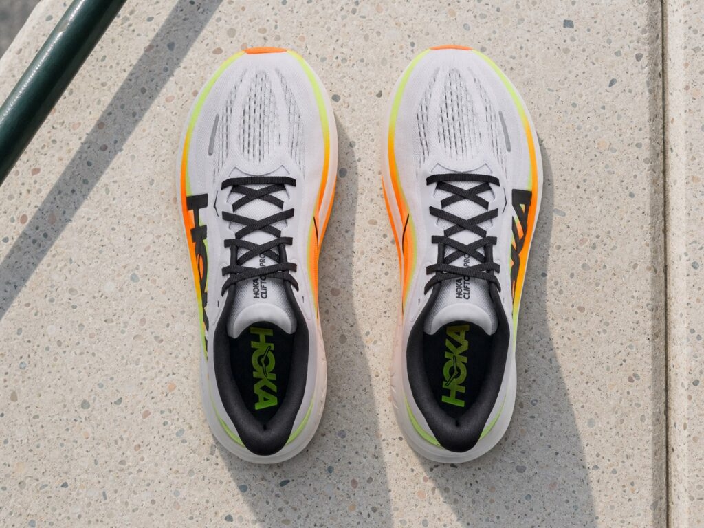 Vue du dessus des HOKA Clifton Pro sur une marche en terrazzo clair