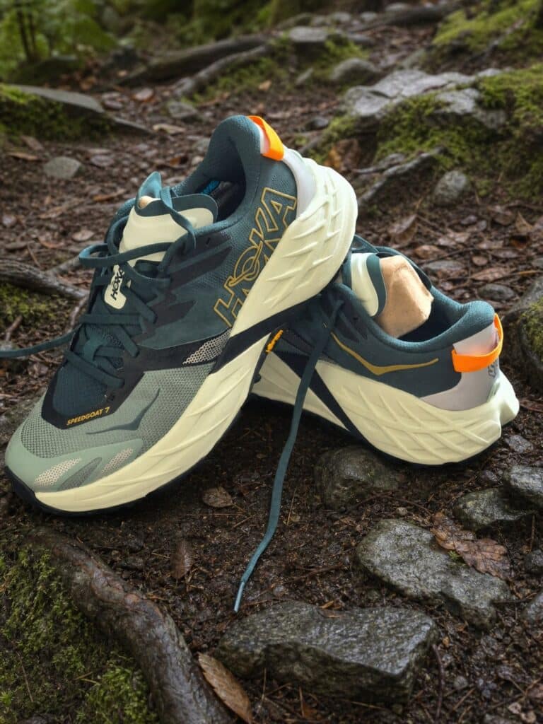 Vue du dessus de la HOKA Speedgoat 7 sur un sentier de sous-bois