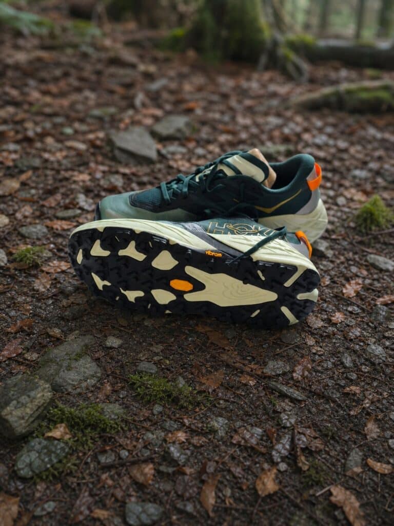 Semelle Vibram Megagrip de la HOKA Speedgoat 7 avec crampons de 5 mm