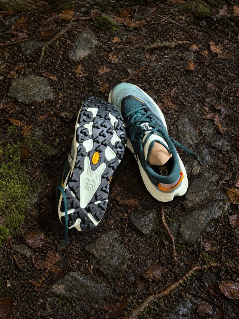 Vue de dessus et semelle des HOKA Speedgoat 7 sur terre humide