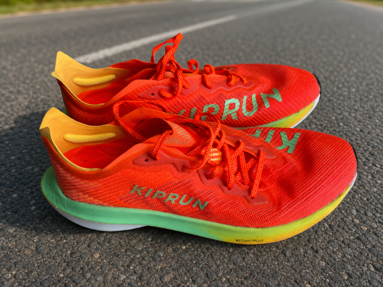 Kiprun KD900X LD 2 homme orange et verte sur route sèche