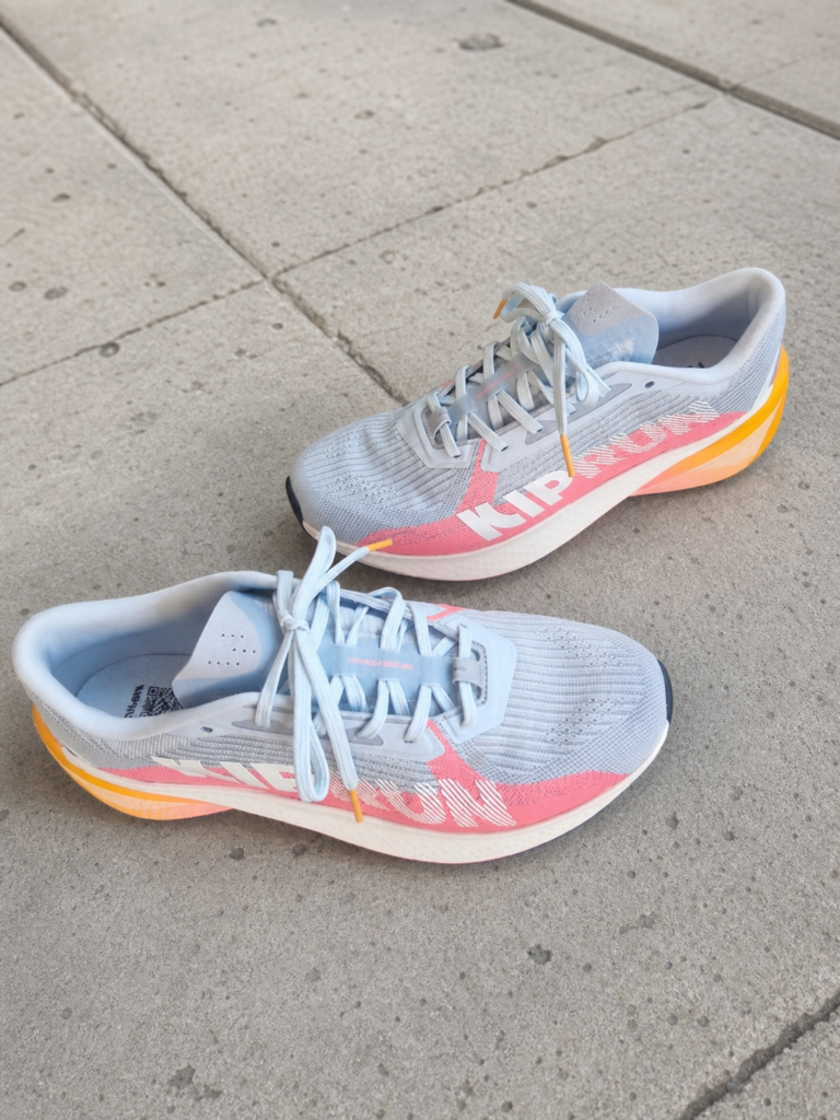 Kiprun Kipcore homme gris rose et orange sur trottoir clair
