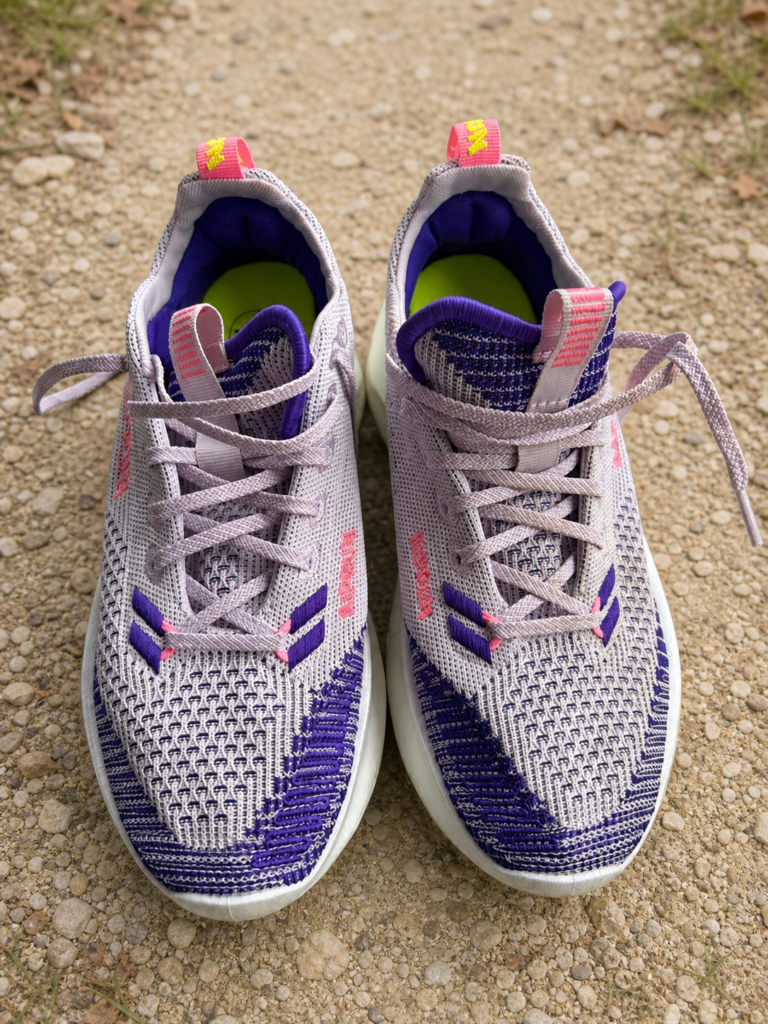 Kiprun Kipnext femme violette sur gravier naturel