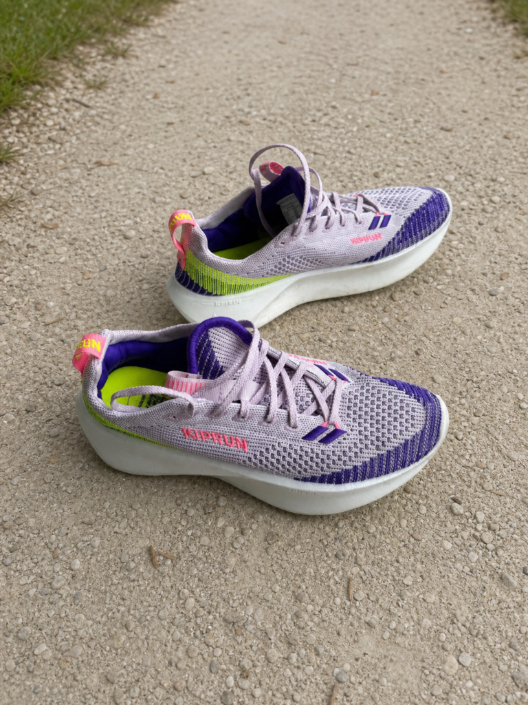 Profil de la Kiprun Kipnext violette et jaune
