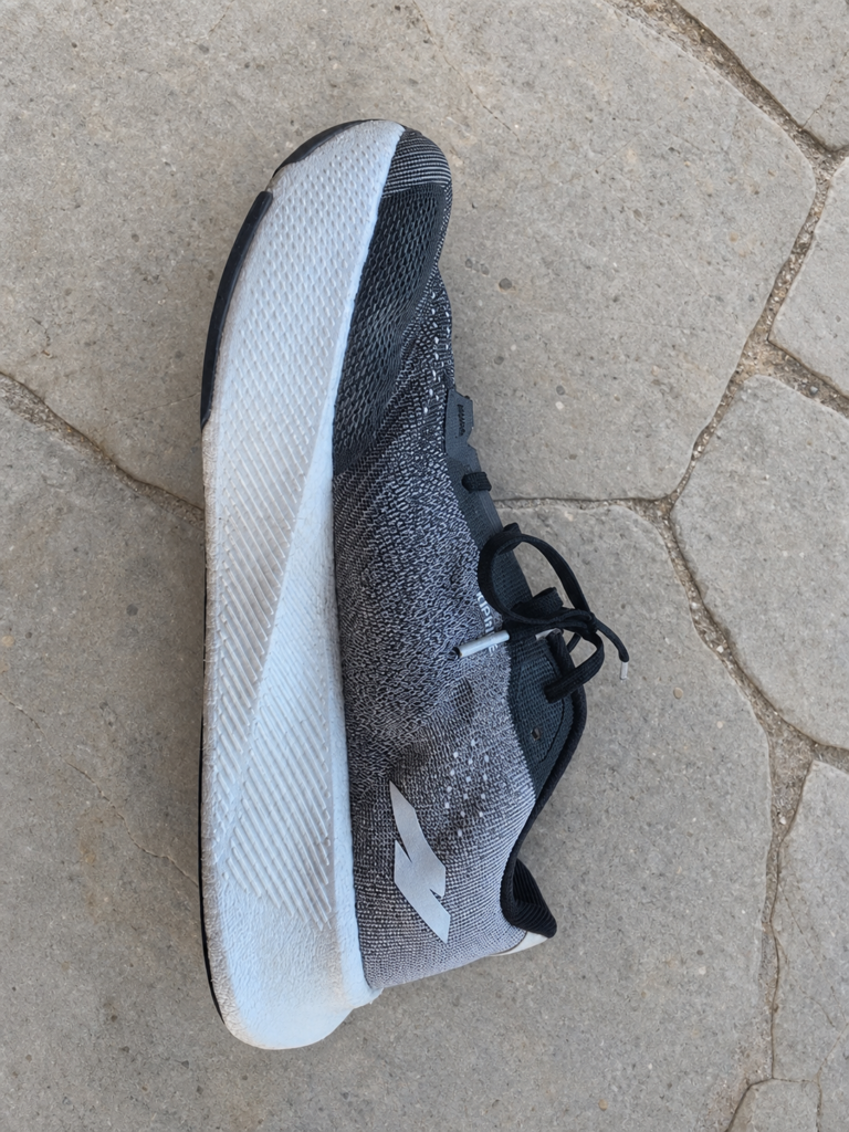 Détail latéral et semelle de la Kiprun Kipride homme
