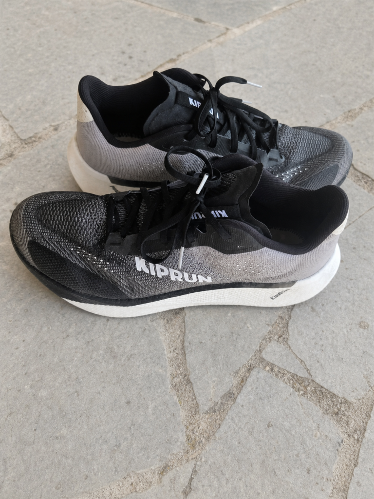 Kiprun Kipride homme noire et grise sur terrasse en pierre