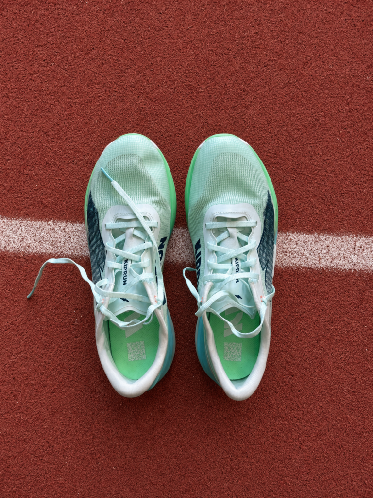 Dessus et laçage de la Kiprun Kipstorm Challenger homme