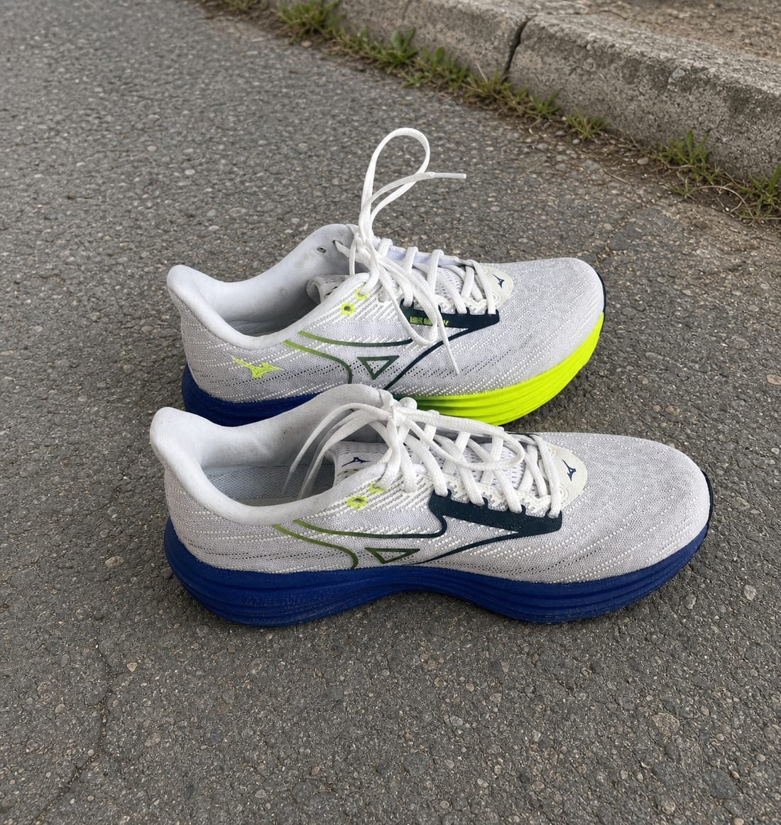 Profils de la Mizuno Wave Rider 29 et semelle Enerzy NXT