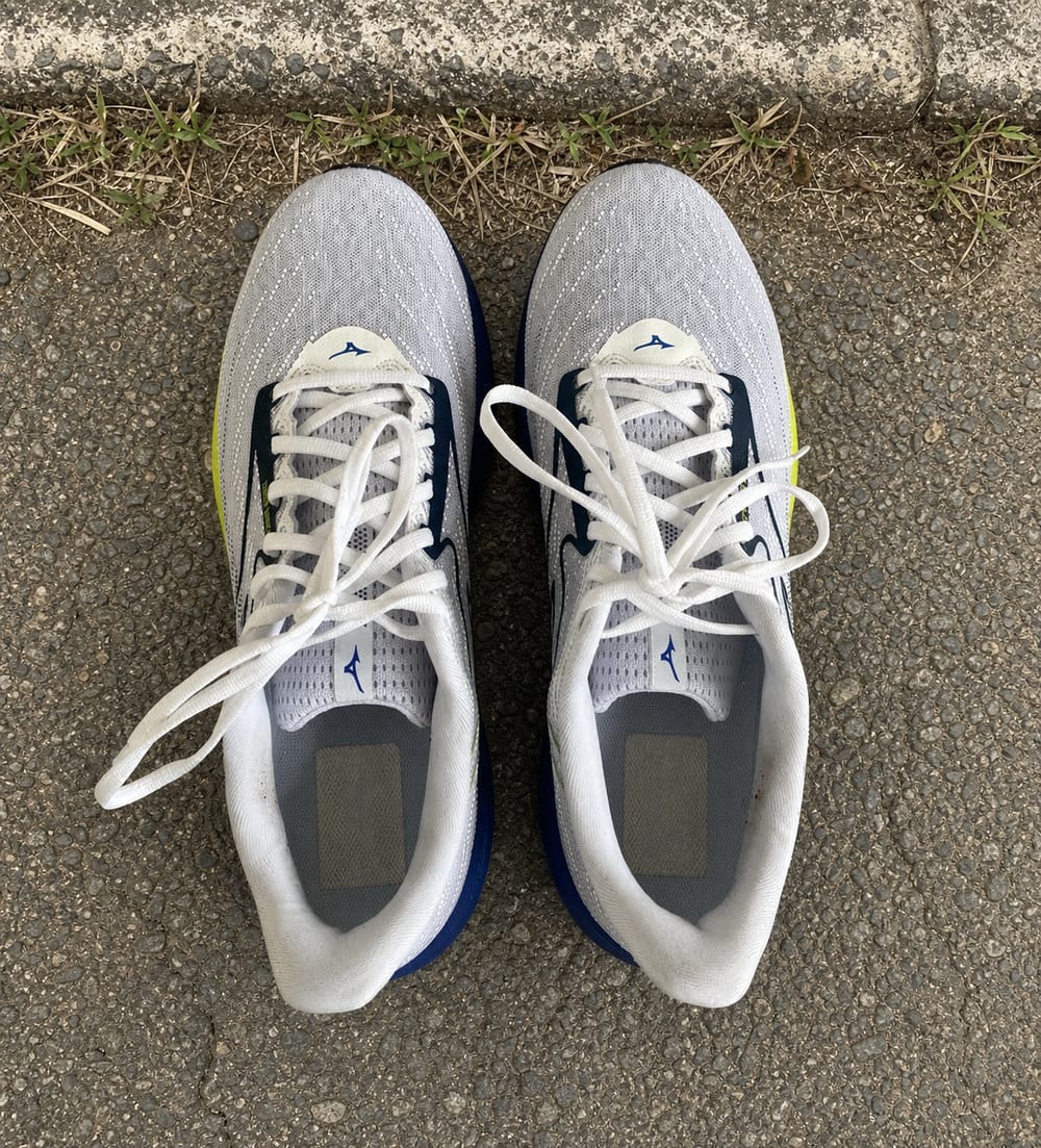 Vue du mesh et du laçage de la Mizuno Wave Rider 29