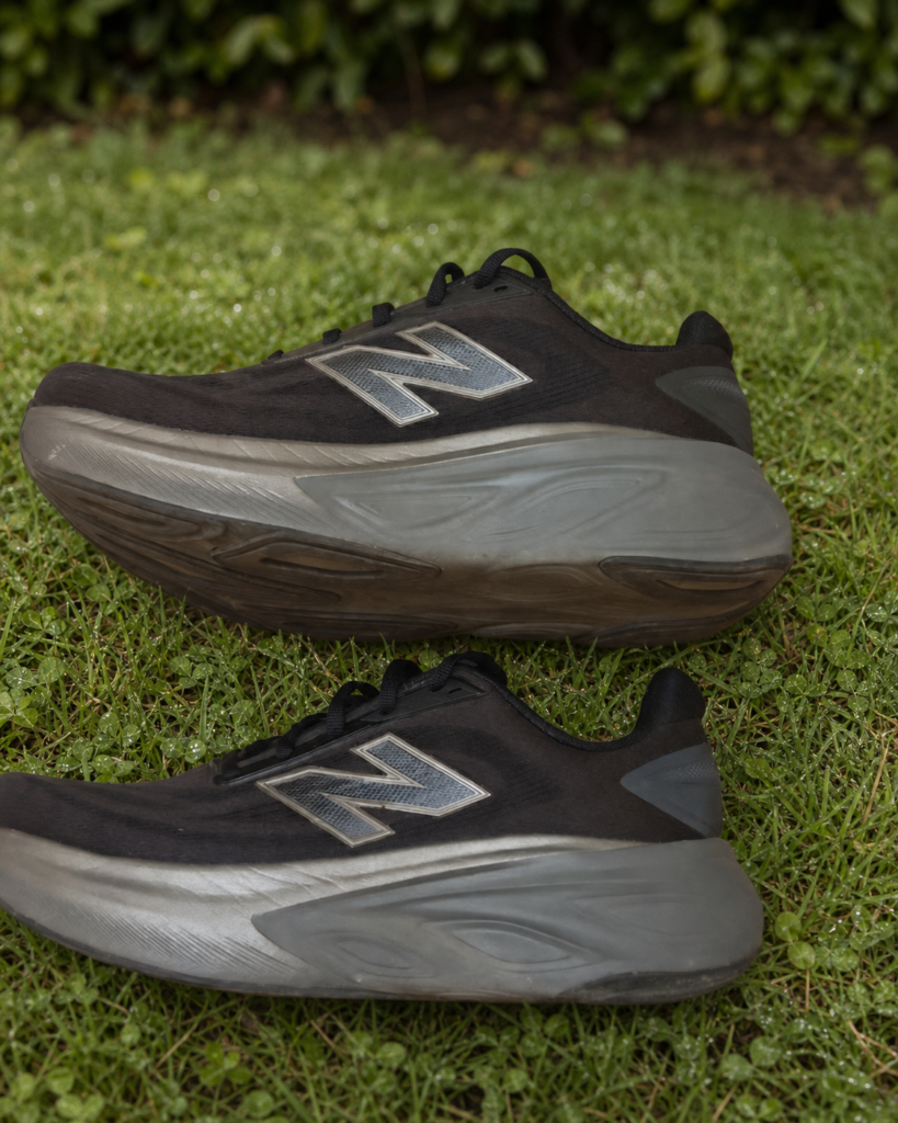 New Balance Fresh Foam X More v6 homme noire et grise dans un jardin après la rosée
