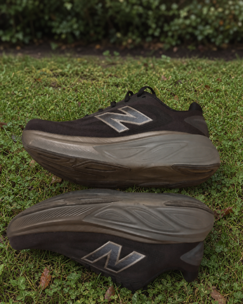 Profil des New Balance Fresh Foam X More v6 noires montrant l’épaisse semelle Fresh Foam X