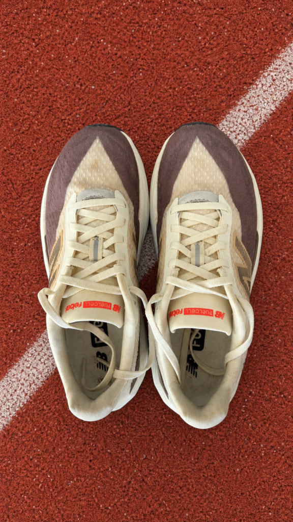 Dessus et laçage de la New Balance FuelCell Rebel v5 sur piste