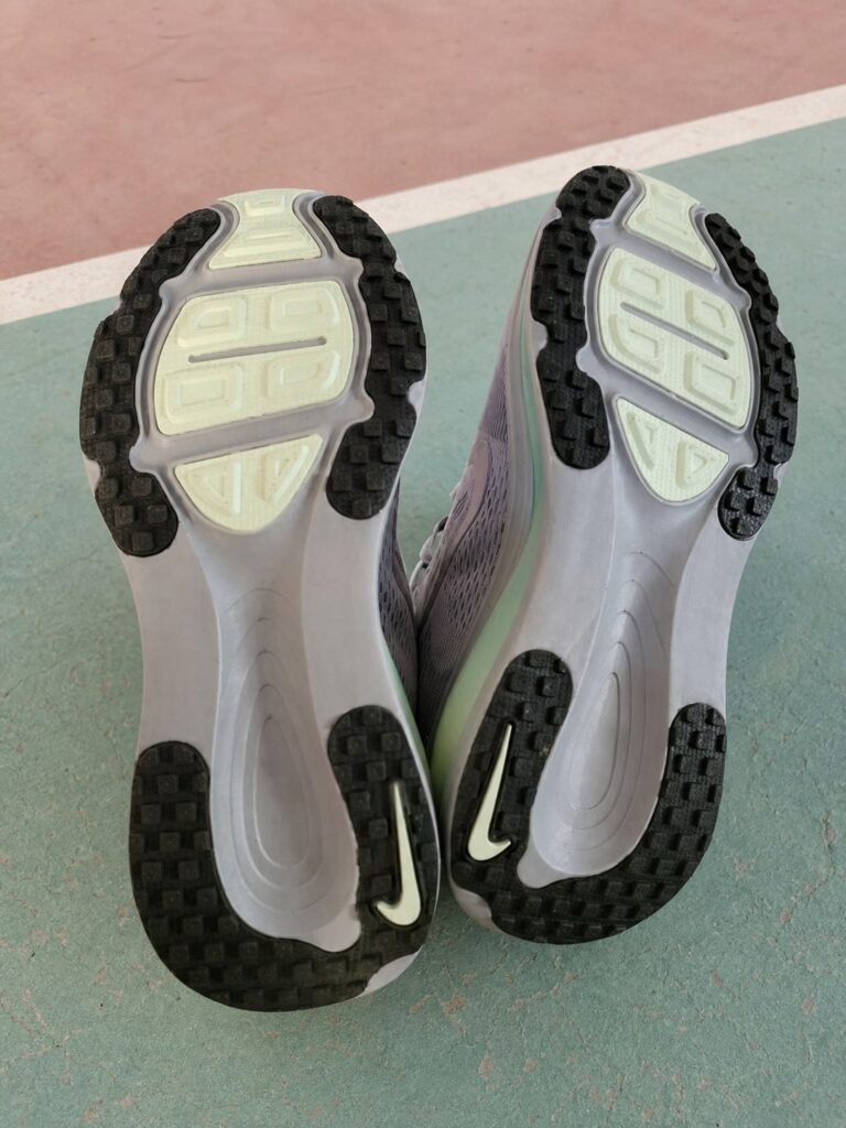 Semelles extérieures noires, blanches et vert pâle des Nike Vomero 18