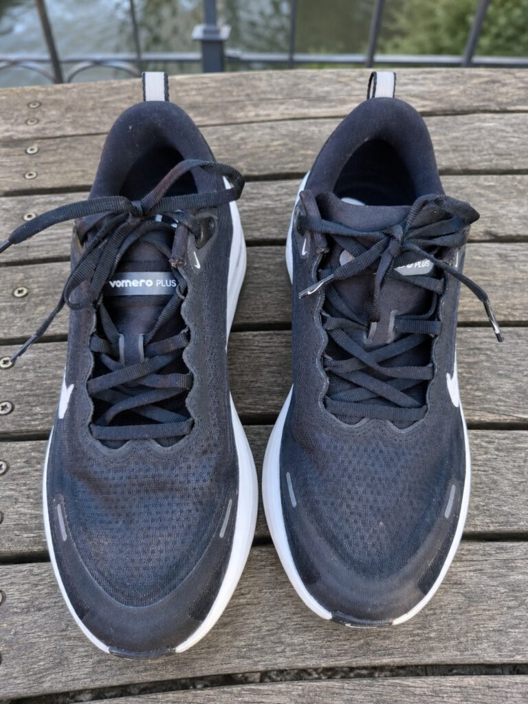 Vue du dessus des Nike Vomero Plus homme noires montrant le mesh et le laçage