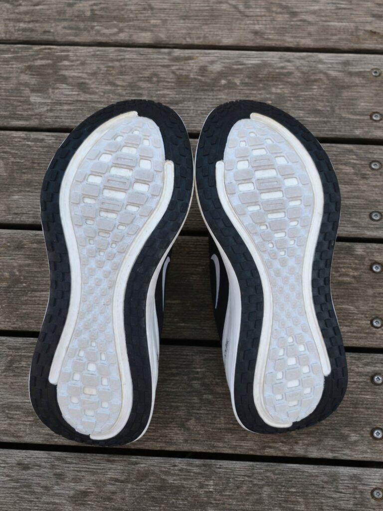Semelles extérieures des Nike Vomero Plus après le début du test