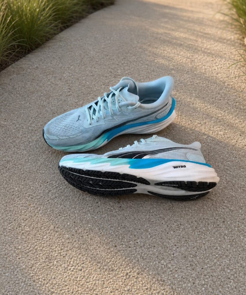 Puma Velocity Nitro 4 homme gris clair et bleu sur une allée de parc