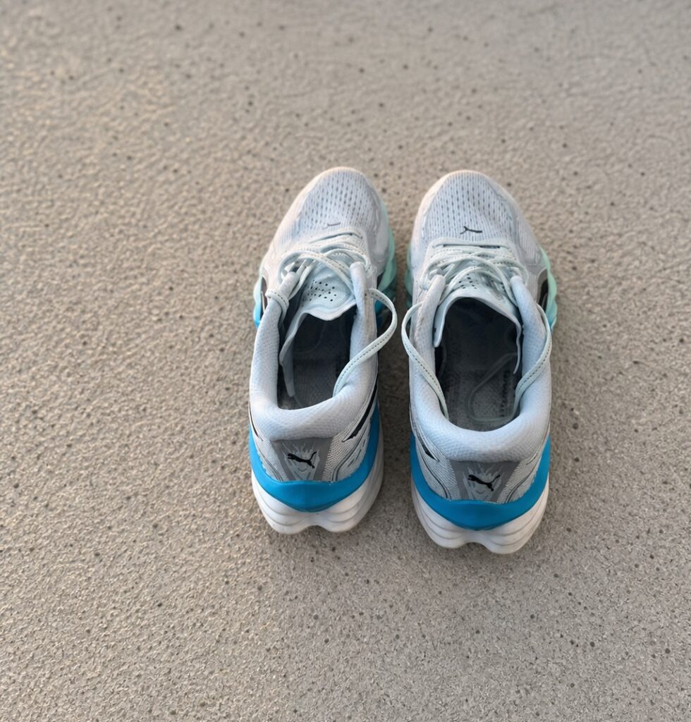 Talon et intérieur des Puma Velocity Nitro 4 gris clair et bleu