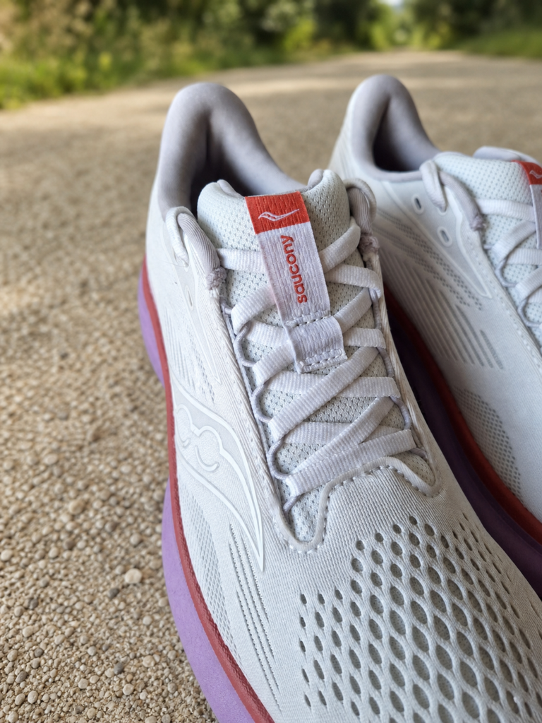 Dessus et laçage de la Saucony Ride 18 blanche et rose