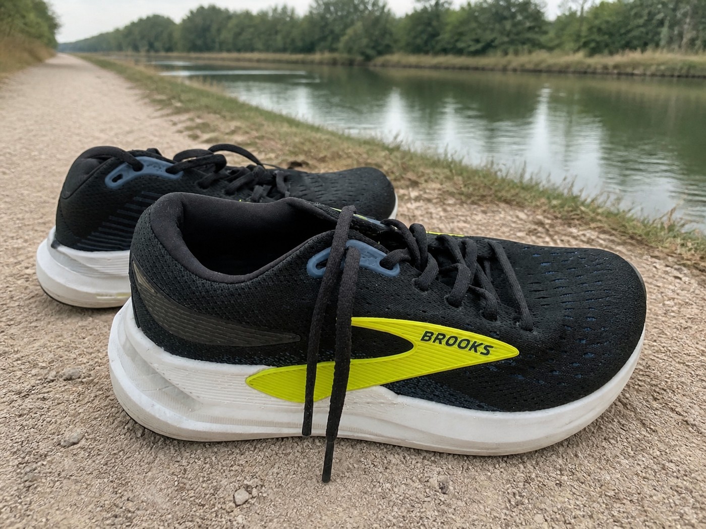 Profil des Brooks Ghost Max 3 sur un chemin de halage