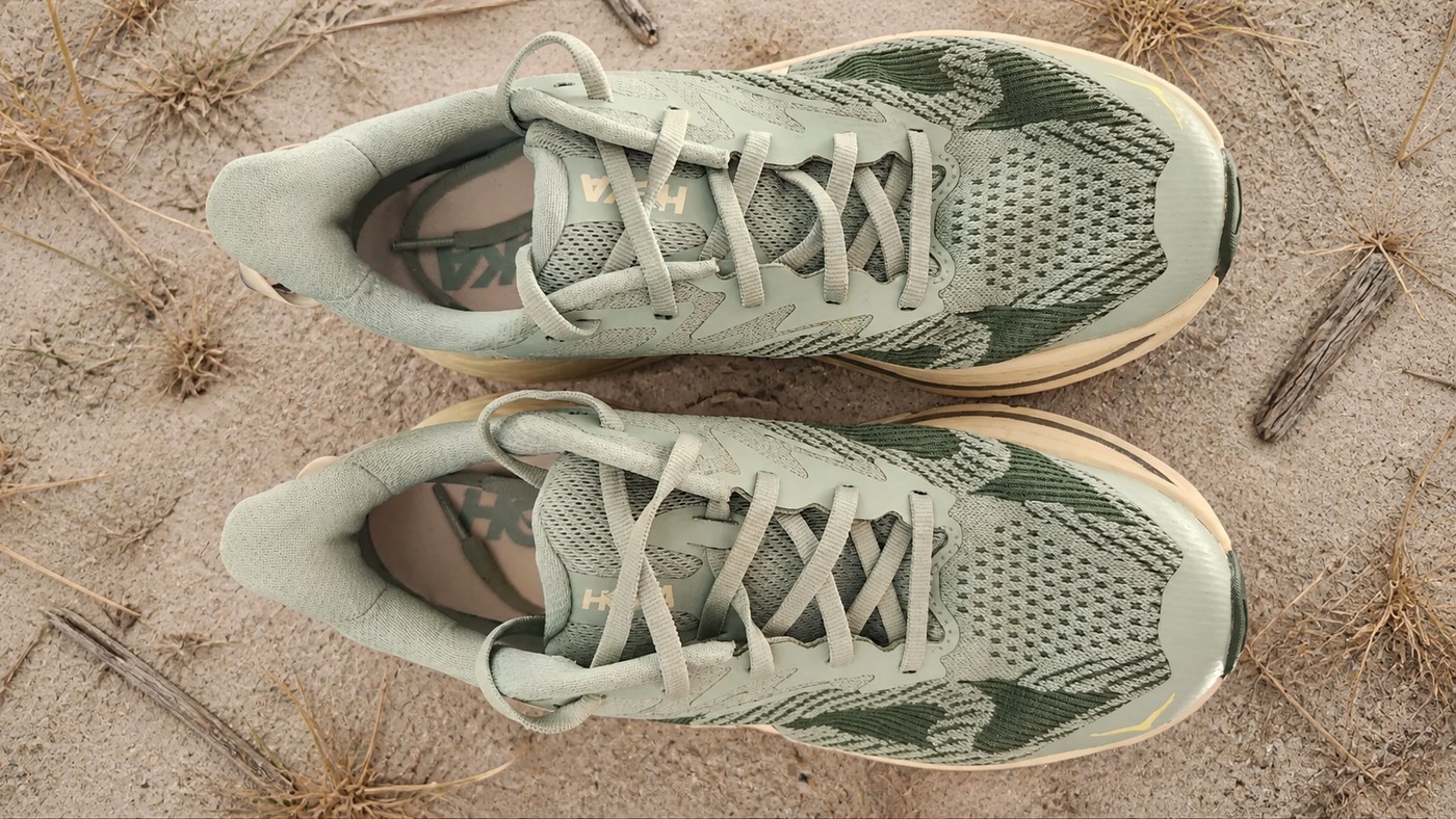 Vue du dessus et laçage de la HOKA Challenger 8 homme
