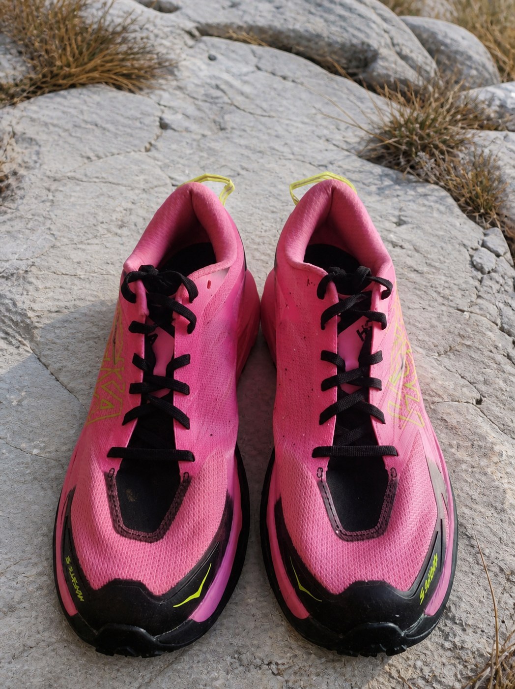 Vue du dessus et laçage des HOKA Mafate 5 roses