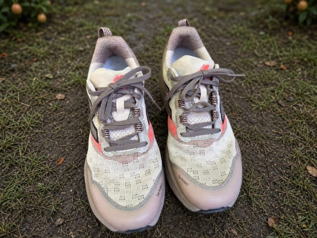 Vue du dessus des New Balance Hierro v9 et de leur laçage