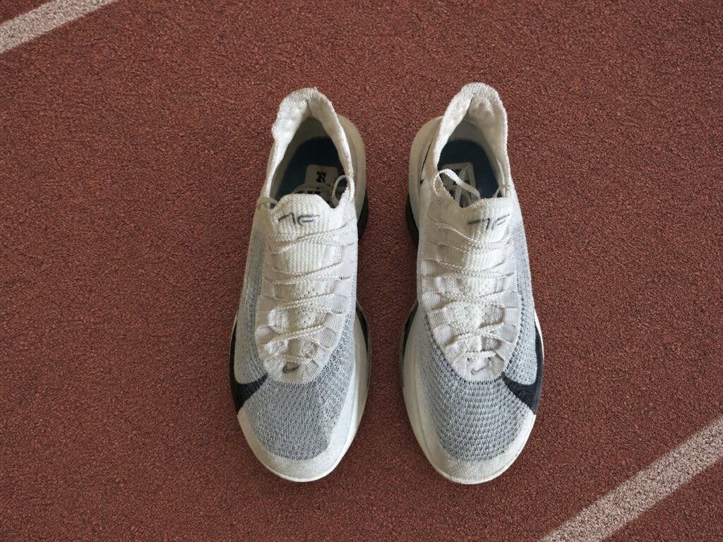 Vue du dessus des Nike Alphafly 3 et de leur tige Atomknit