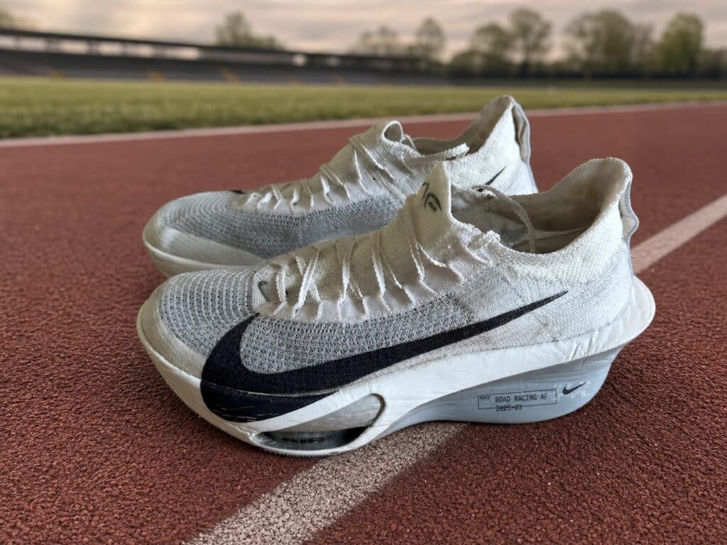 Nike Alphafly 3 homme blanche et grise sur une piste d’athlétisme