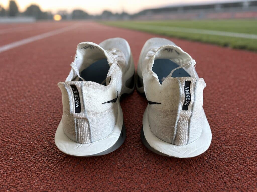 Vue arrière des Nike Alphafly 3 montrant le maintien du talon
