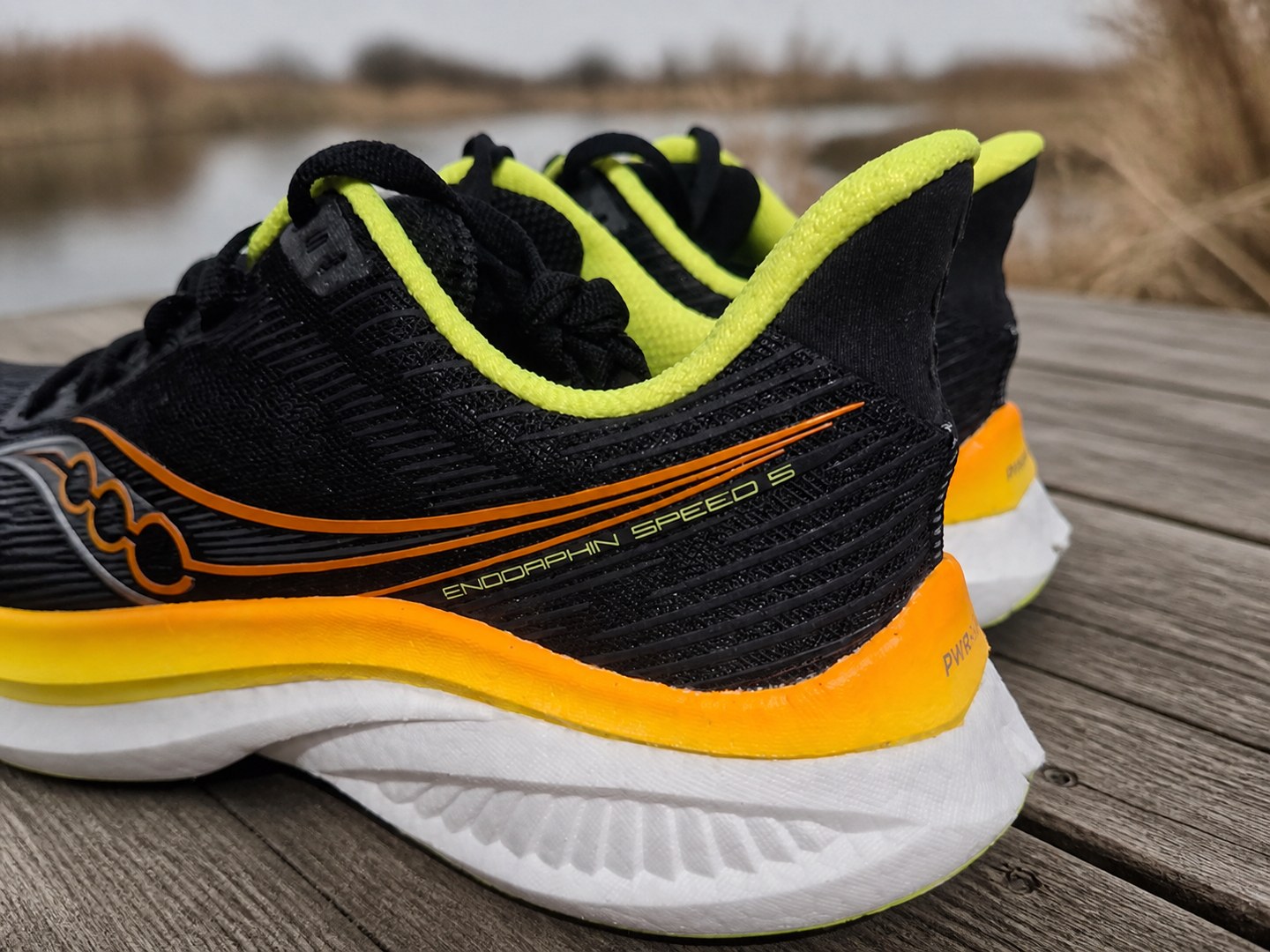 Talon et construction latérale de la Saucony Endorphin Speed 5