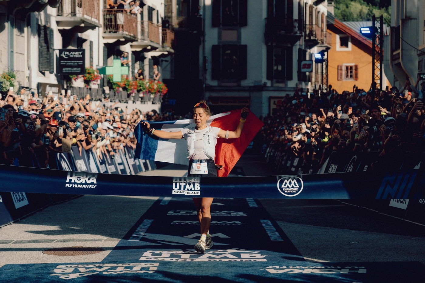 Blandine L’Hirondel franchit victorieuse la ligne d’arrivée de l’UTMB 2026 avec le drapeau français