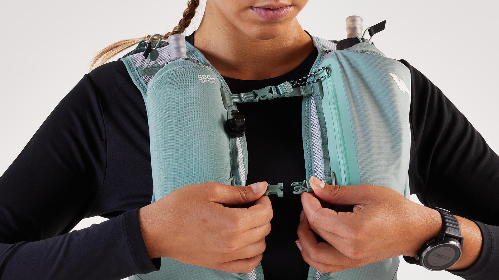 Gilet d'hydratation de trail porté avec deux flasques