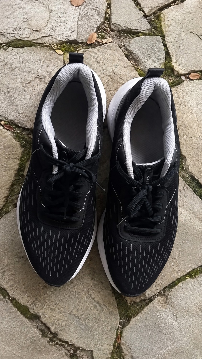 Vue du dessus et laçage de la Decathlon Jogflow 100.1 noire