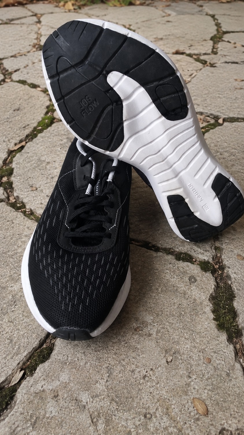Semelle extérieure noire et blanche de la Decathlon Jogflow 100.1
