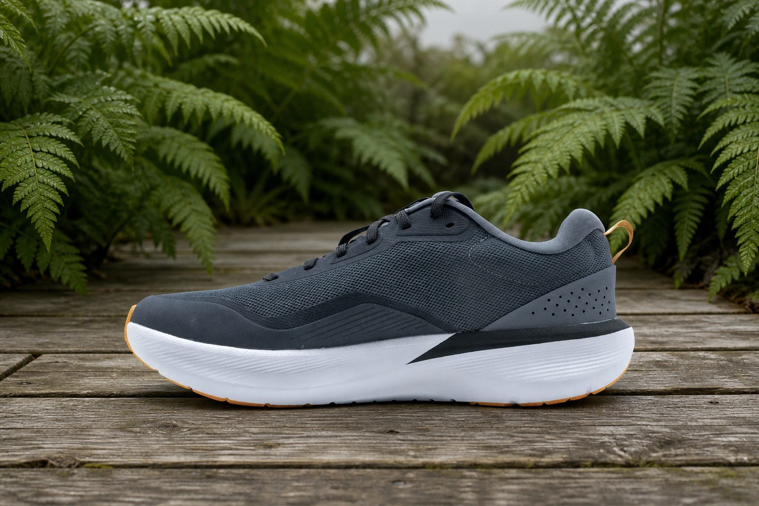 Profil complet de la Kiprun Jogflow 190 Max sur une terrasse humide