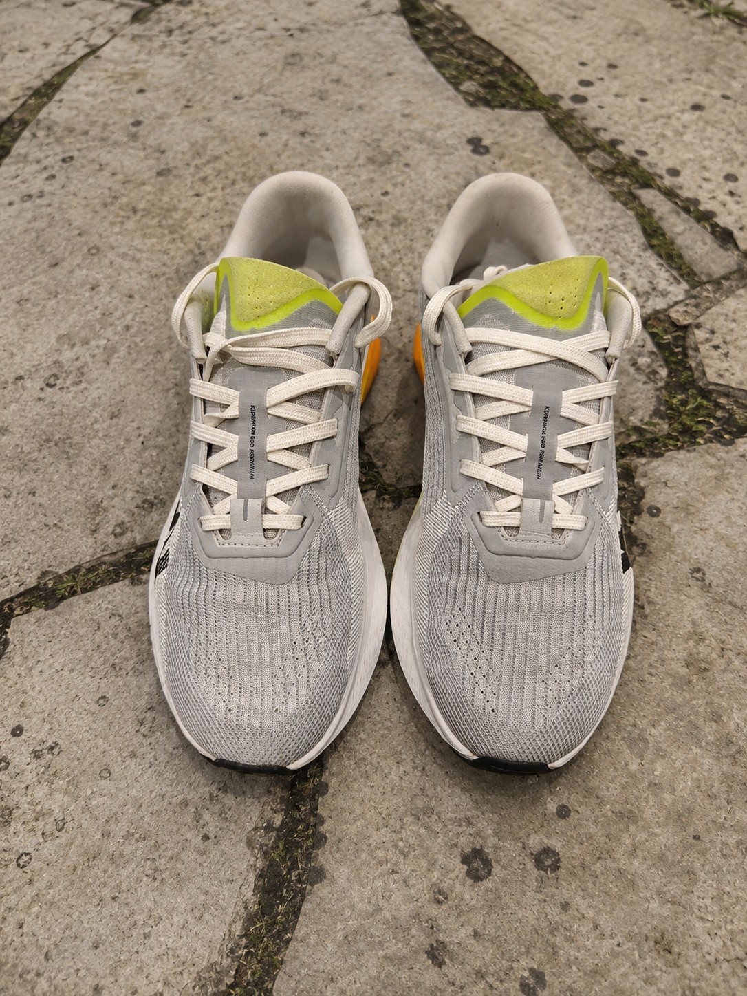 Vue du dessus du chaussant et du laçage de la Kiprun Kipcore Premium