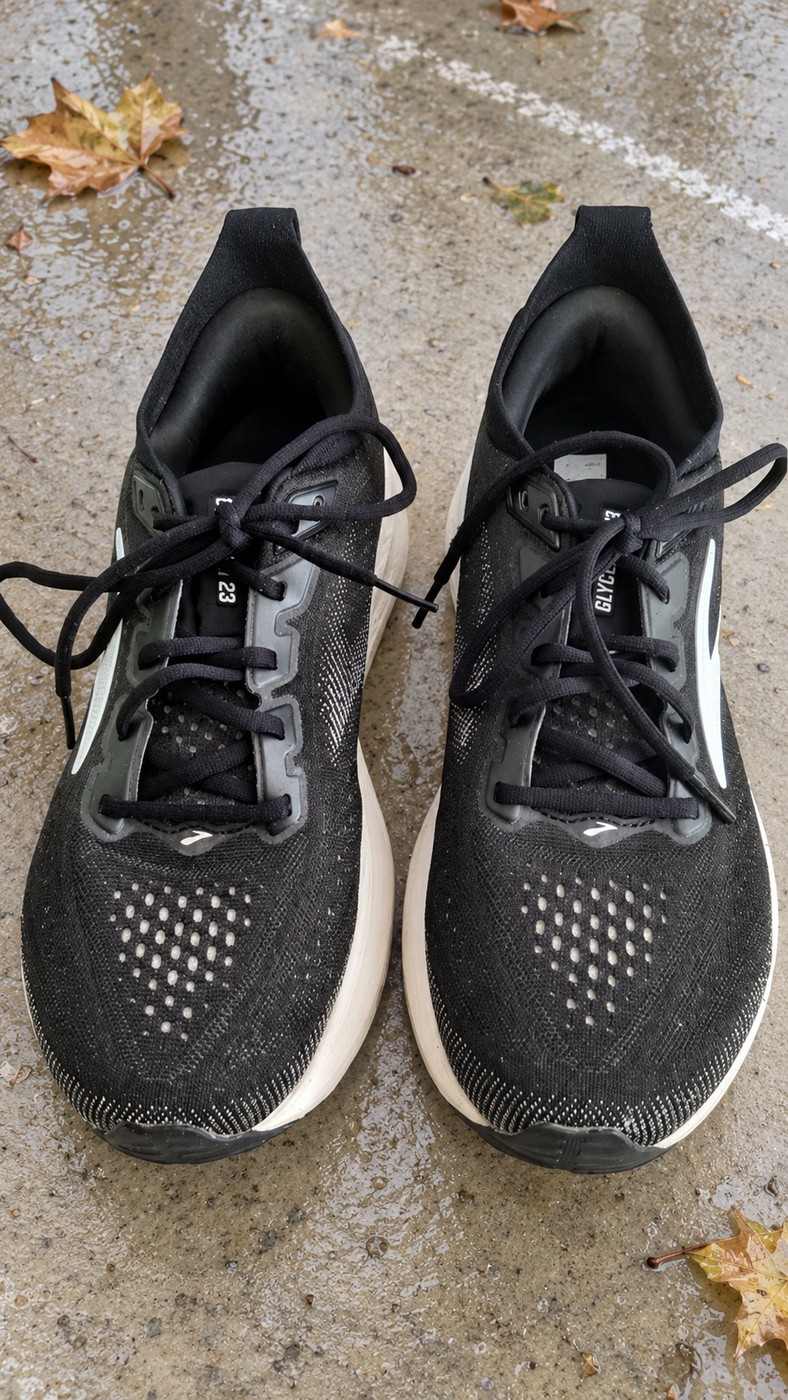 Vue du dessus des Brooks Glycerin 23 noires et grises